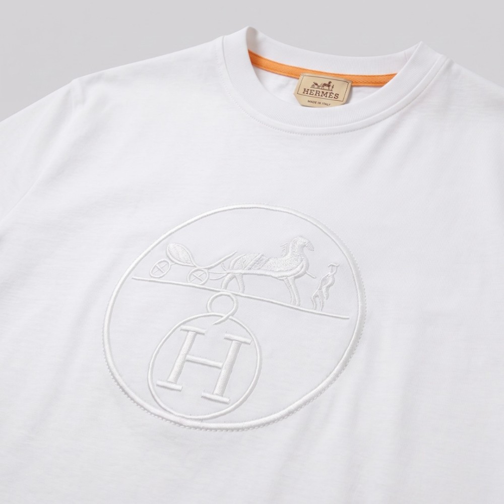 Equestrian Carriage Embroidered T-Shirt in White Equestrian Carriage Embroidered T-Shirt in White