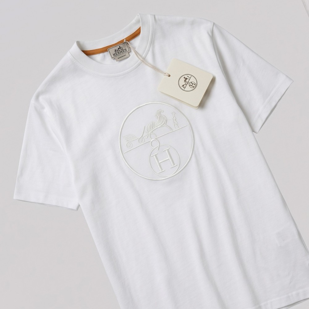 Equestrian Carriage Embroidered T-Shirt in White Equestrian Carriage Embroidered T-Shirt in White