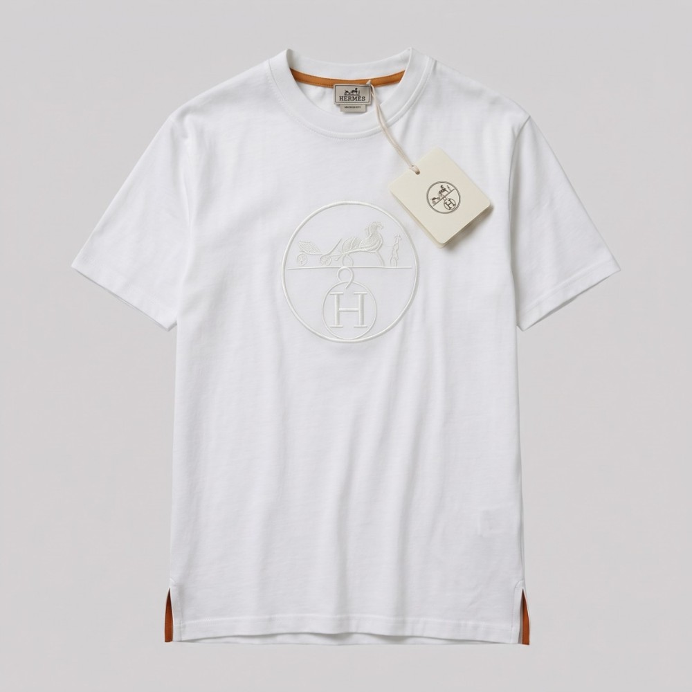 Equestrian Carriage Embroidered T-Shirt in White Equestrian Carriage Embroidered T-Shirt in White