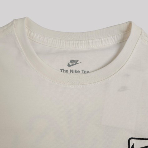 Бяла мъжка тениска Nike Street Graphic Бяла мъжка тениска Nike Street Graphic