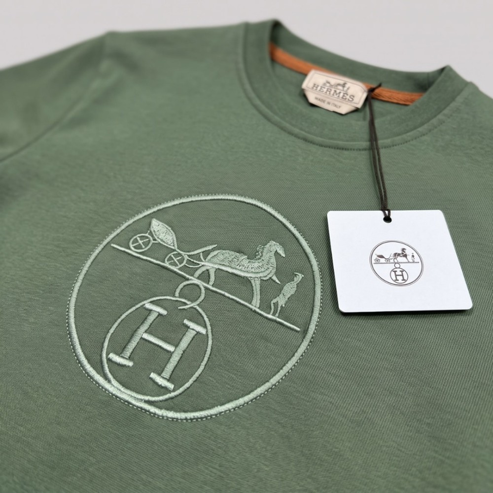 Equestrian Carriage Embroidered T-Shirt in Army Green